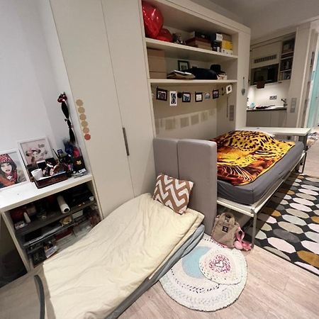 Sharing Studio Apartment With Me München Kültér fotó